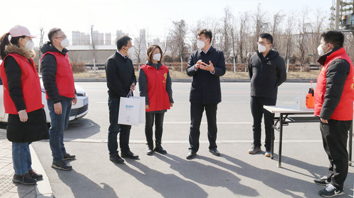 集團(tuán)領(lǐng)導(dǎo)看望慰問(wèn)抗疫一線(xiàn)志愿工作者